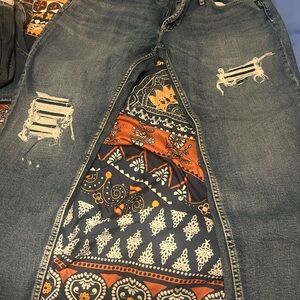 Silver Brand Distressed CroppedBlue Denim Jeans with Patterned Inner Panel 34/29